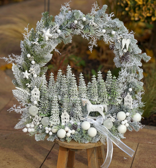 Vánoční věnec k postavení
