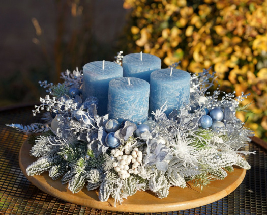 Adventní věnec v ledových barvách