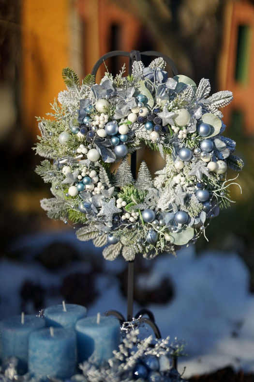 Vánoční věnec v ledových barvách