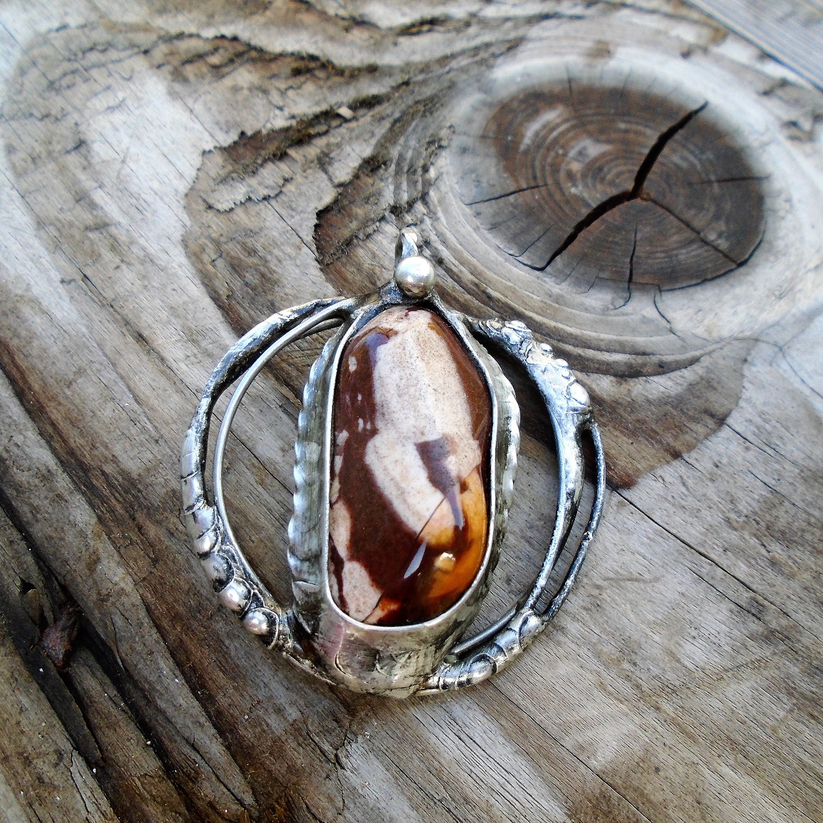 Hnědá v kruhu - limnokvarcit