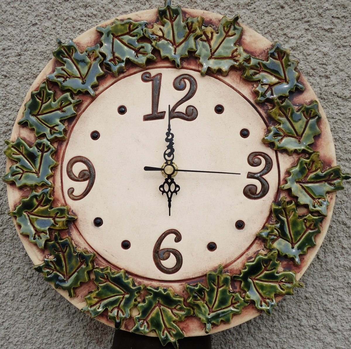 Hodiny zapadané listím