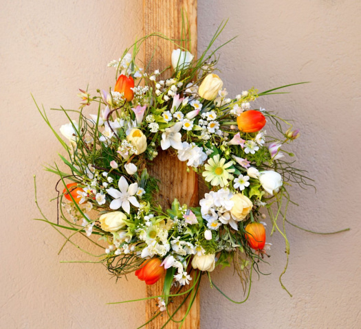 Jarní věnec v rozvolněném stylu