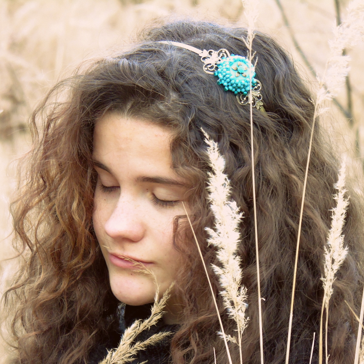 Tam za vodou v rákosí