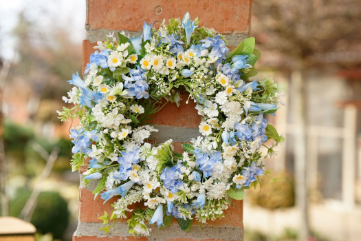 Jarní věnec v modré