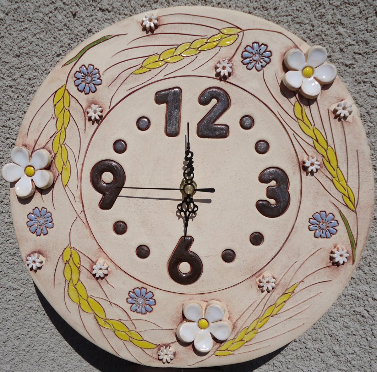 Keramické hodiny polní s chrpy