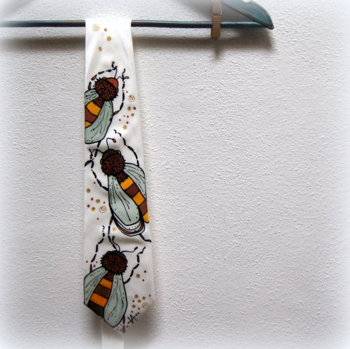 Malovaná kravata včelařská bílá