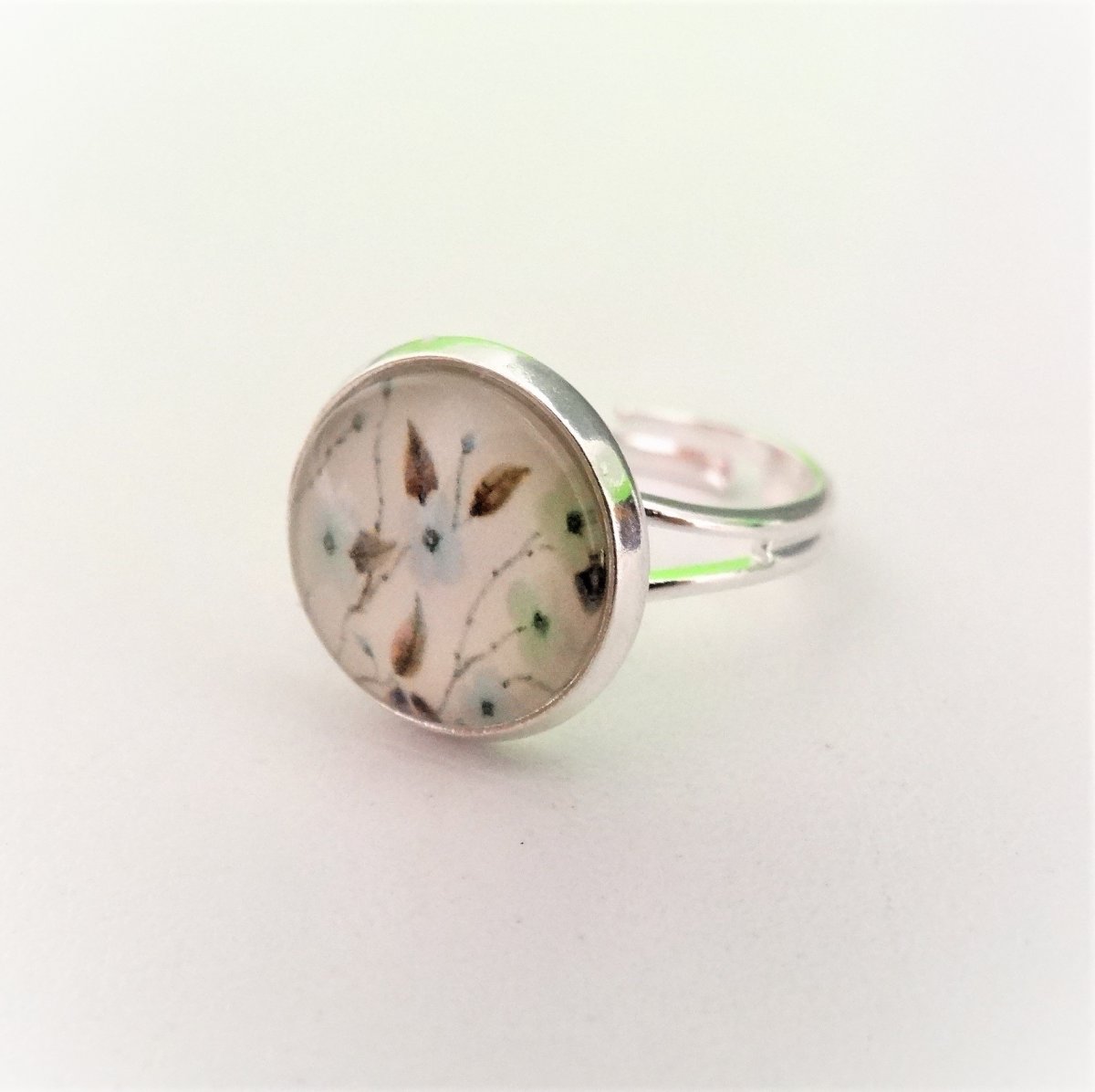 Prstýnek s jemným květinovým vzorem