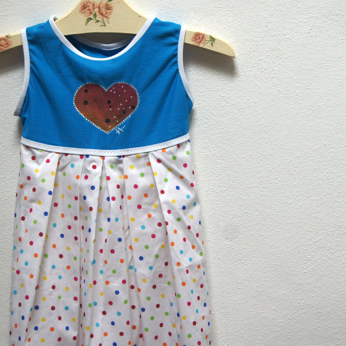 Puntíkaté šatky se srdéčkem vel.4-6 let