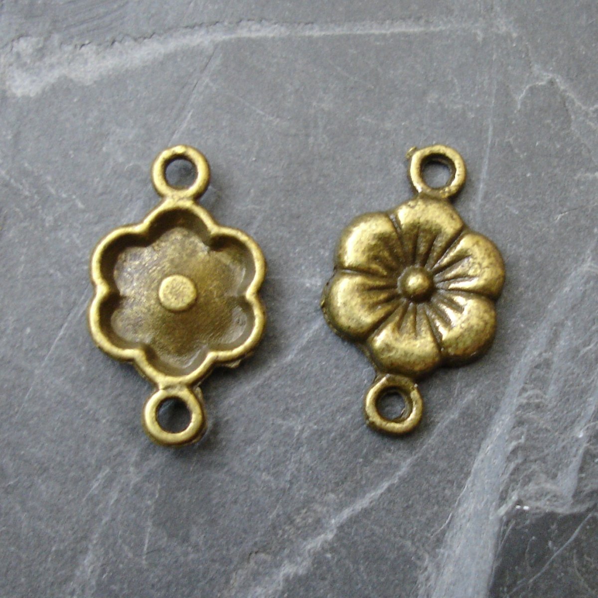 Spojovací díl květ 17x10 mm - starobronzový - 4 ks