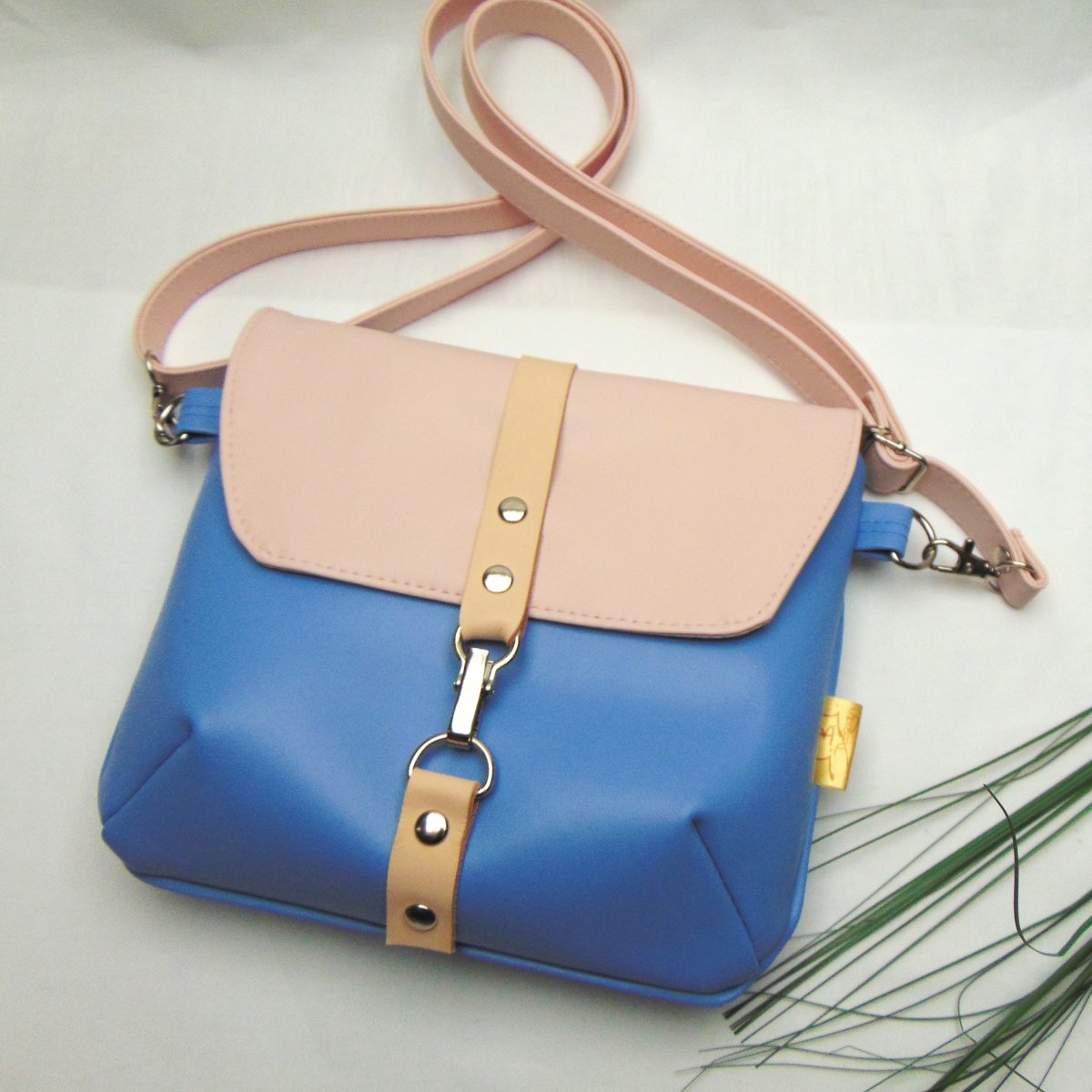 LARA č. 2,- s koženým páskem