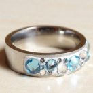 Větší modro-bílý prsten z chirurgické oceli