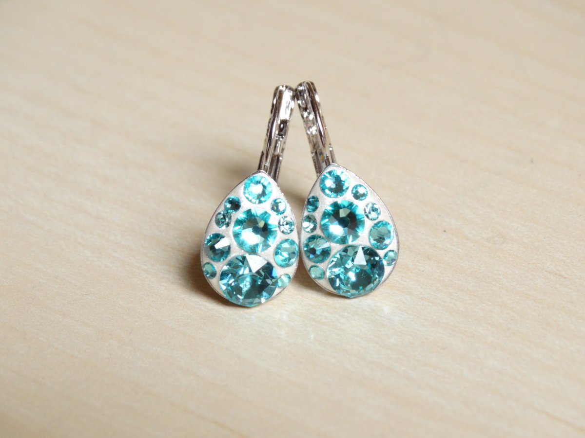 Světle tyrkysové kapky