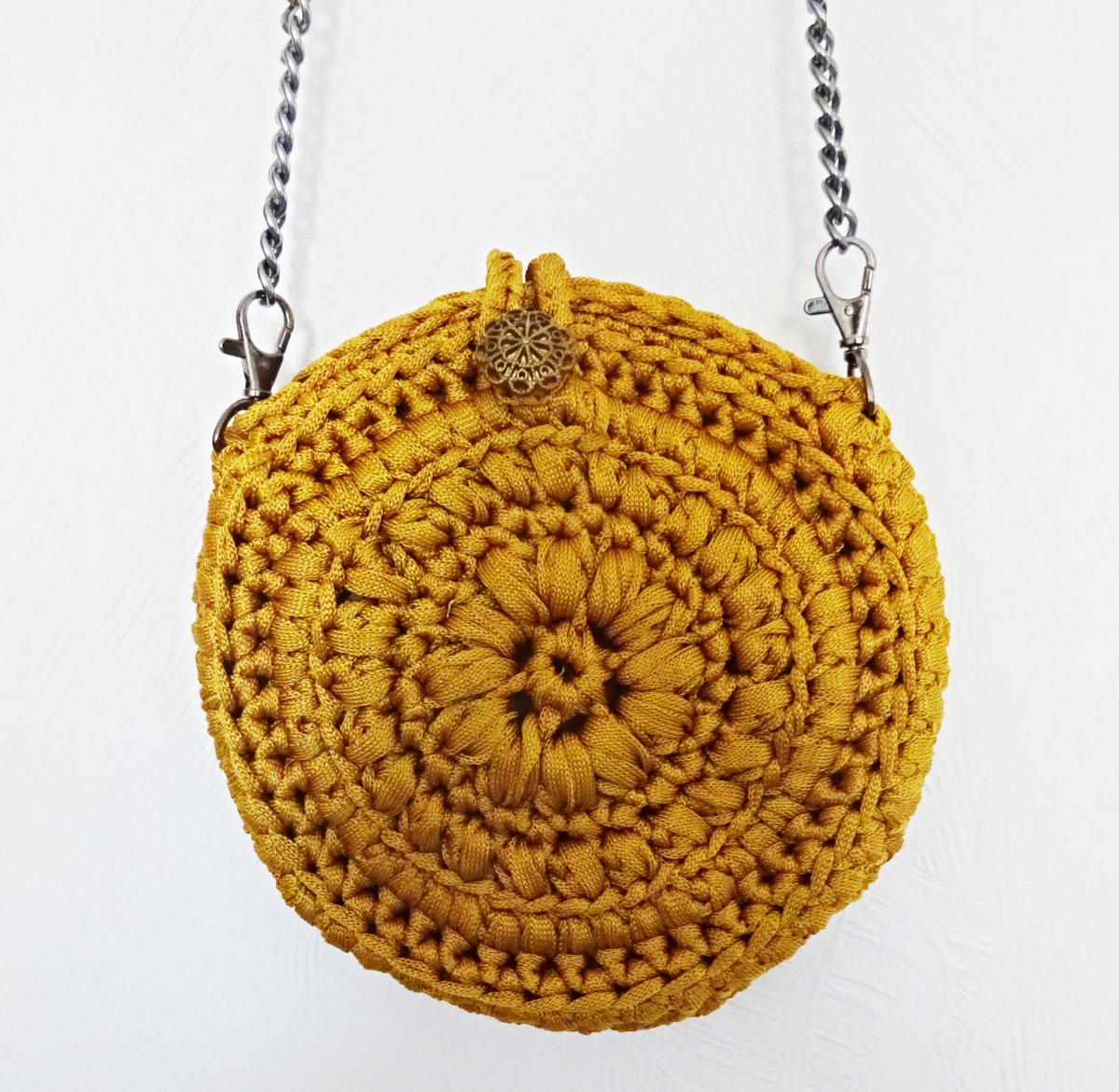 Kulatá zlatá háčkovaná kabelka