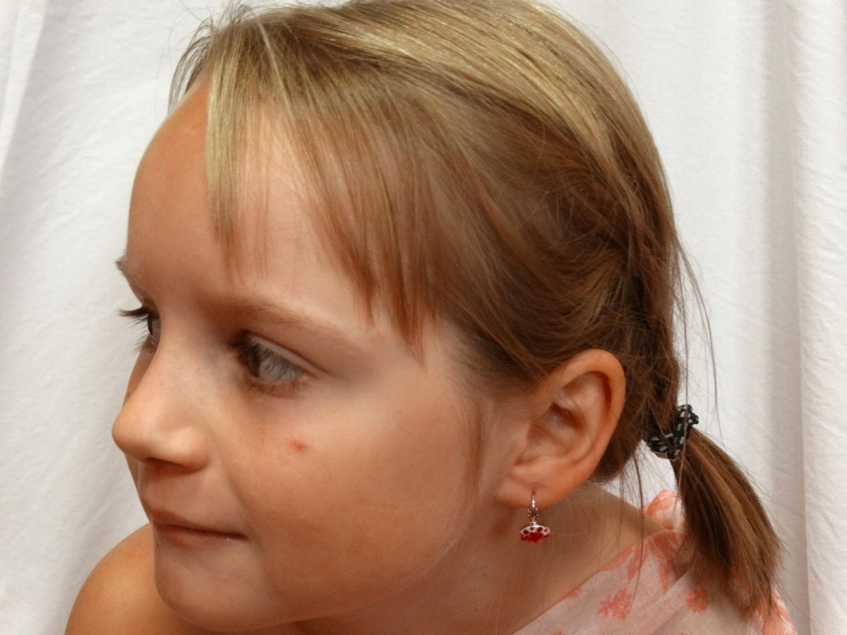 Dívčí červené náušnice s kytičkou 9mm