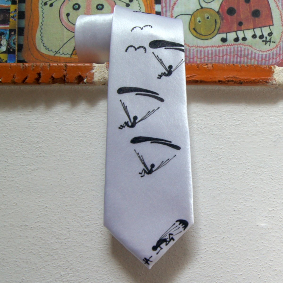 Bílá malovaná kravata pro padáčkáře
