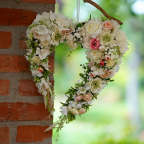 Něžný neuzavřený věnec ve tvar srdce