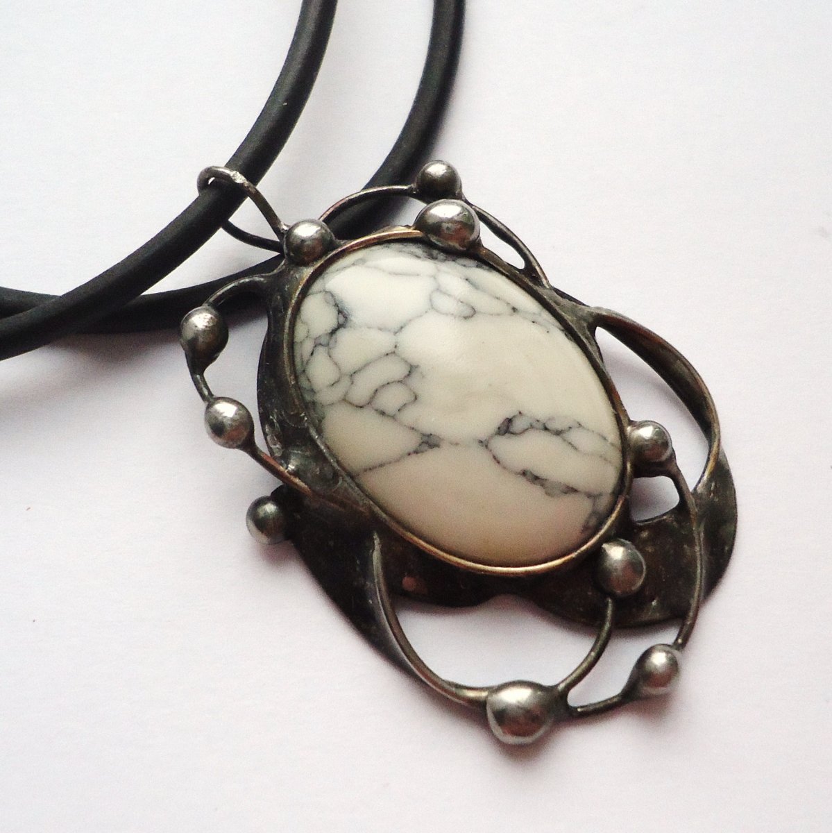 Bílý přívěsek (synt.magnezit)