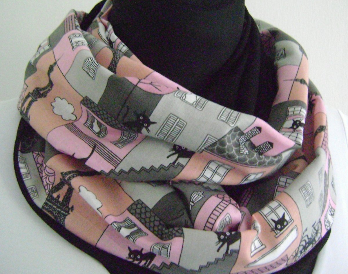 nekonečná šála Kočky na střechách