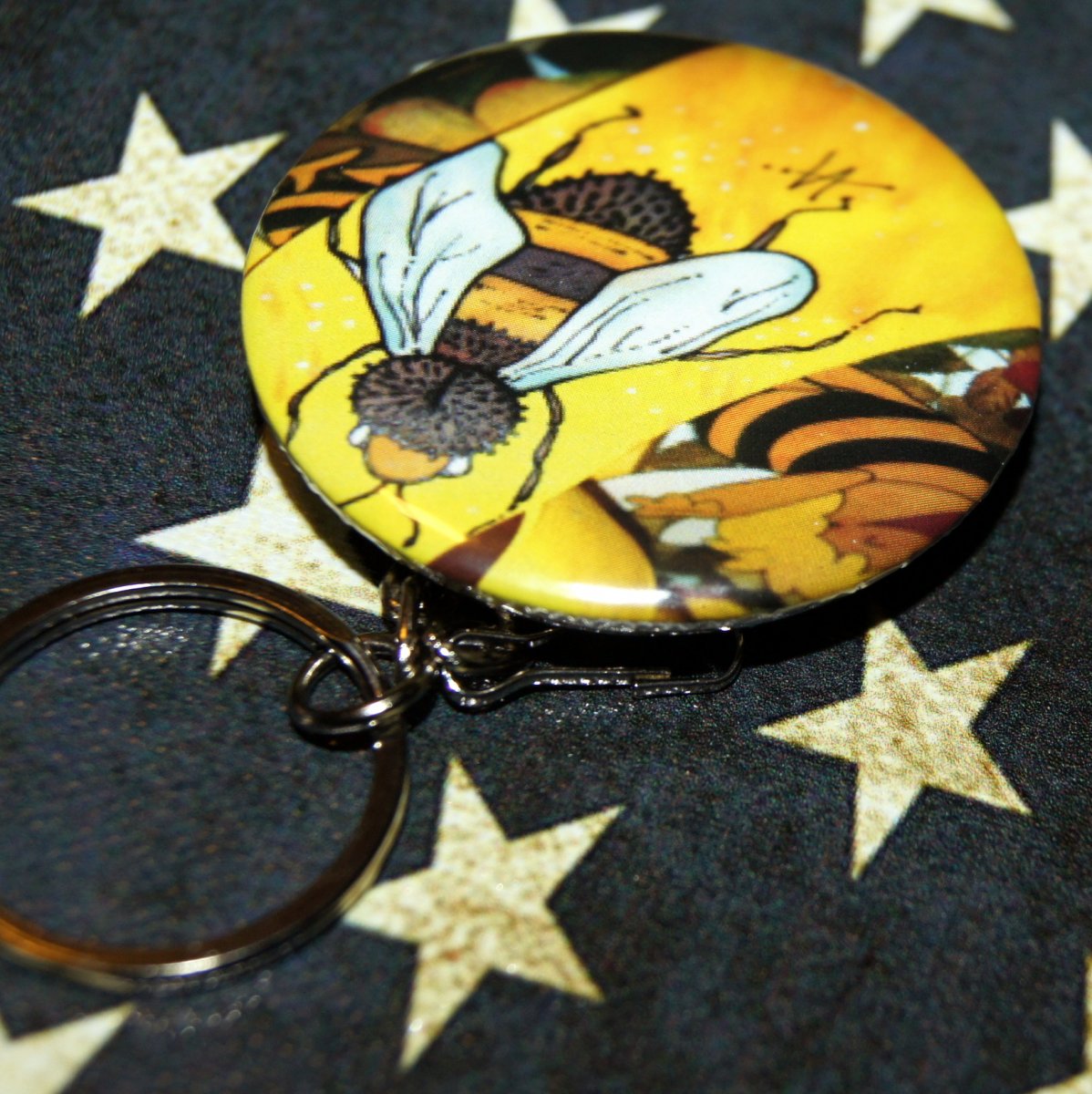 Originální přívěšek - otvírák 44mm s včelkou