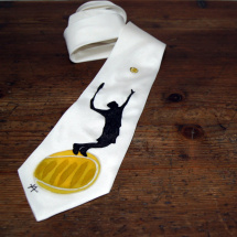 Bílá malovaná kravata s tenistou