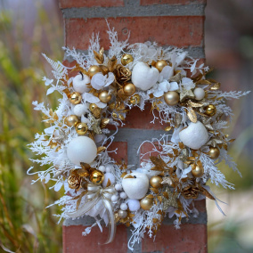 Vánoční věnec v bílé a zlaté barvě