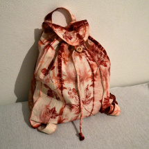 Plátěný batikovaný batůžek s vínovými listy