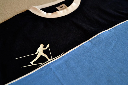 Tmavo-světle modré tričko s bílým běžkařem XXL