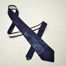 Temně modrošedá kravata s vínem a sklenkou 8093441