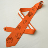 Oranžová kravata s basketbalovými míči a košem 12082105