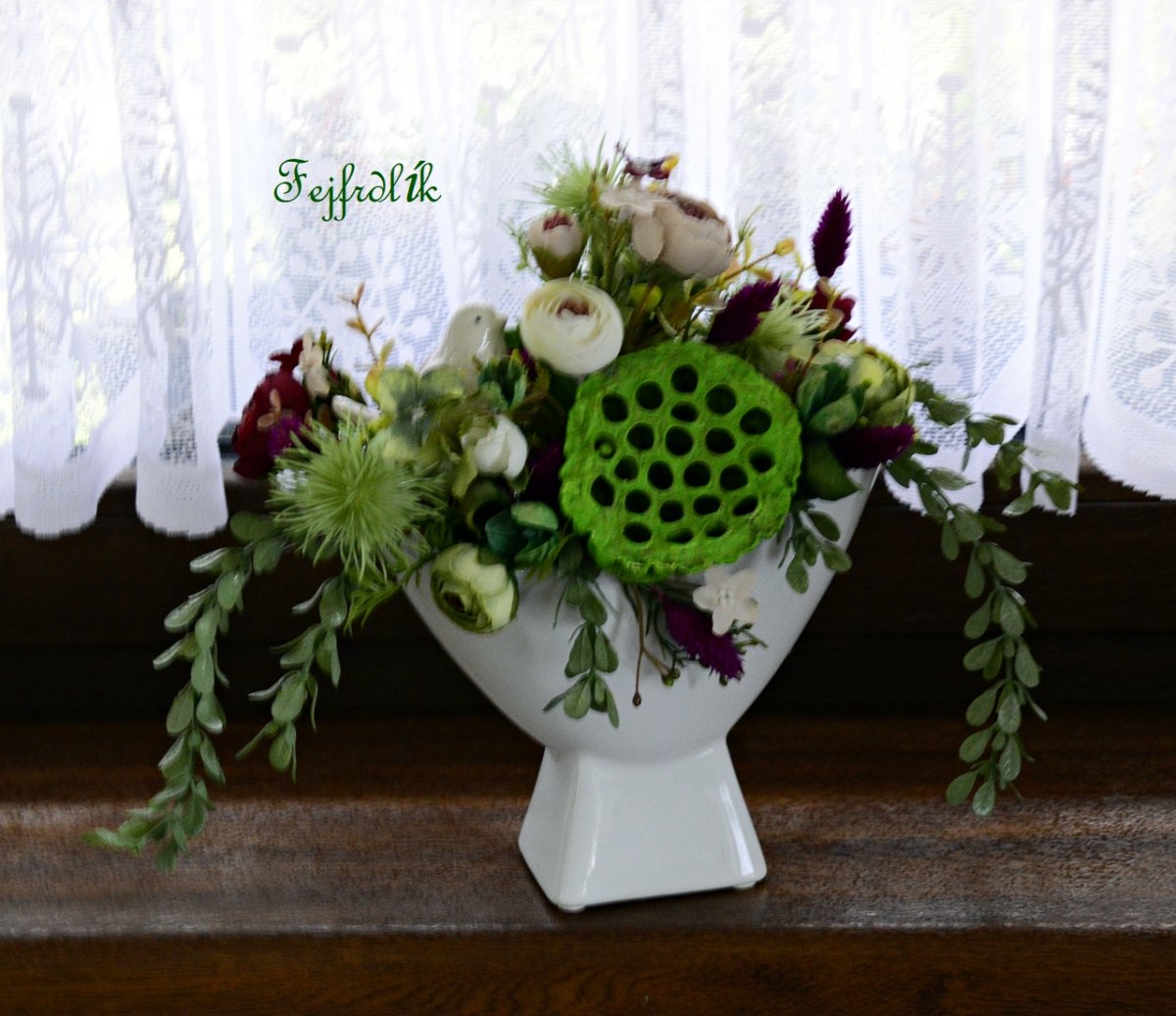 celoroční aranžmá s ptáčkem v luxusní dóze..