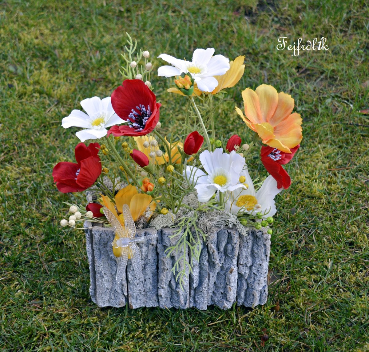 rozkvetlá zahrádka s vážkou ..