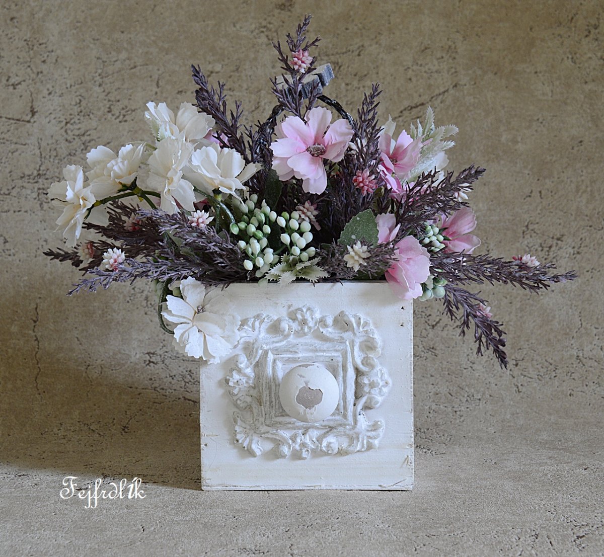 kvetoucí šuplíček s motýlkem..