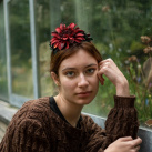 vínová květina do vlasů