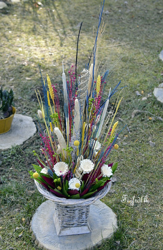 přírodní sušinová kytice i s vázou..