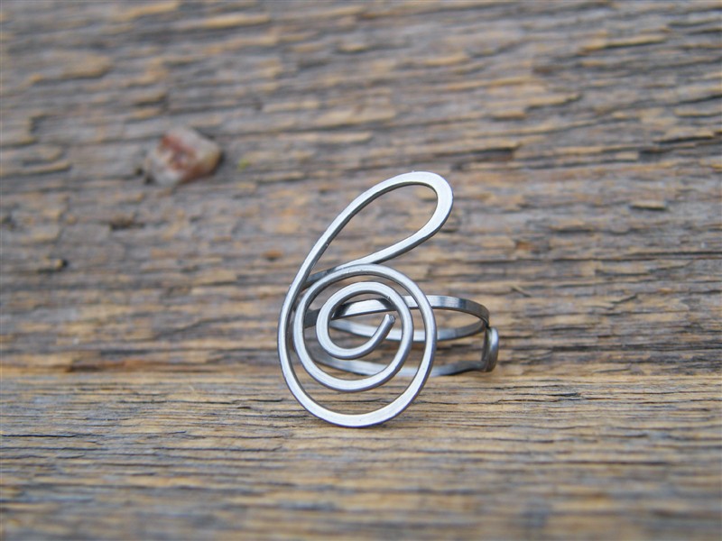 Nezdobený prstýnek z tepané chirurgické oceli