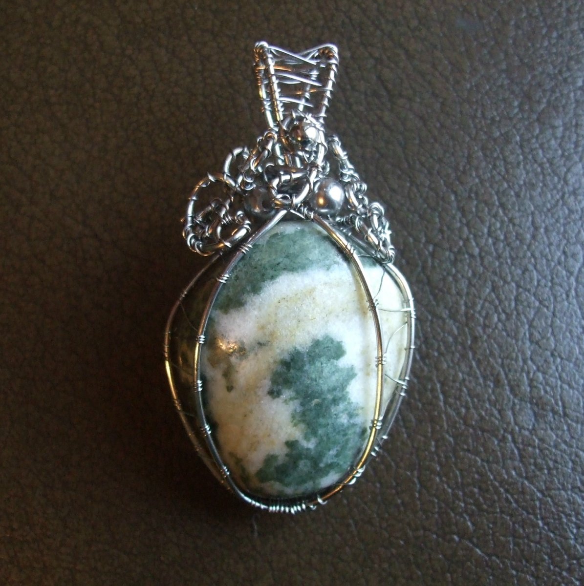 Achát, nyní stromečkový.