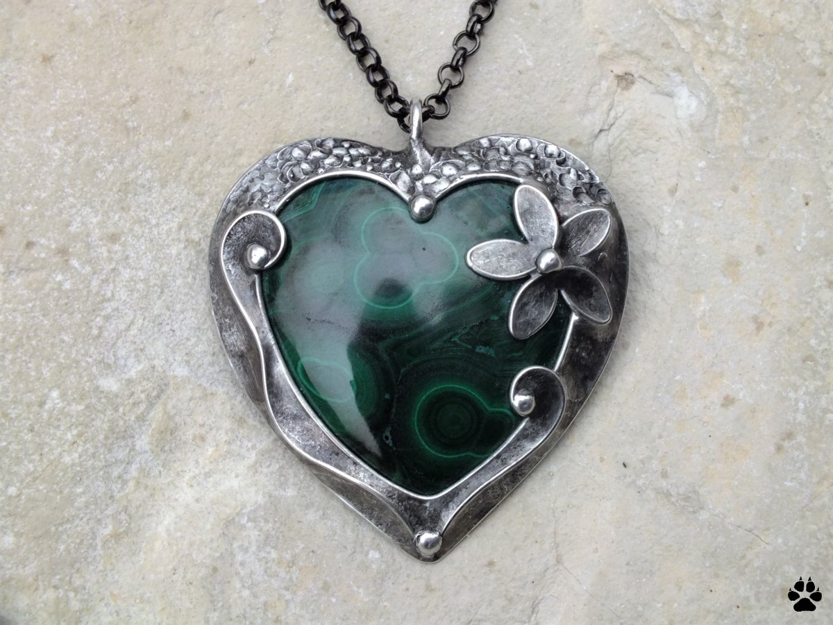 Malachitové srdce s kytkou-cínovaný náhrdelník