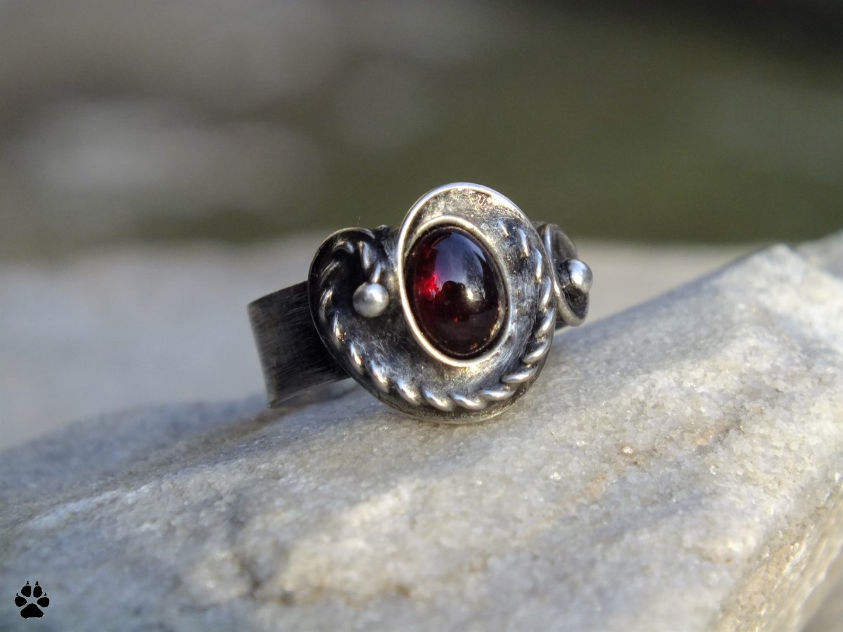 ...červenám se... - prsten s granátem