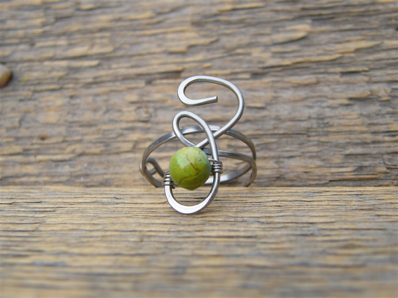 Prstýnek se zeleným kamínkem - tepaná chirurgická ocel