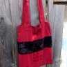 červená taška s černým sametovým pruhem