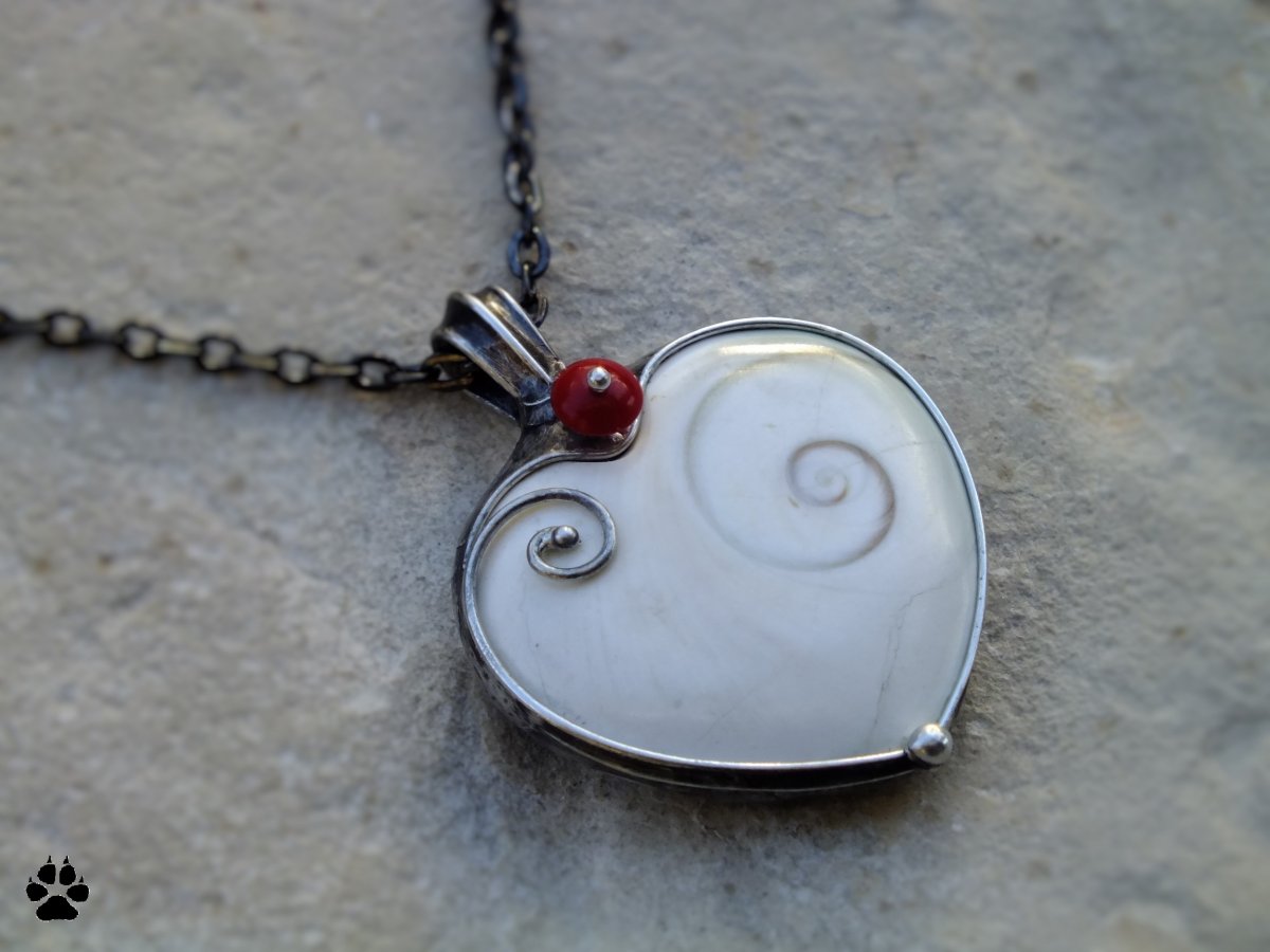 Srdíčko ze shiva mušle s korálem