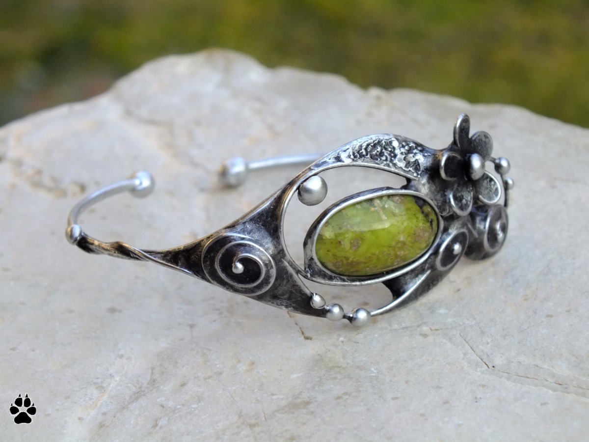 Jarní náramek s lizarditem