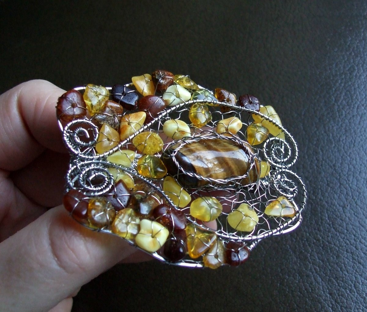 Sponka do vlasů jantarová.