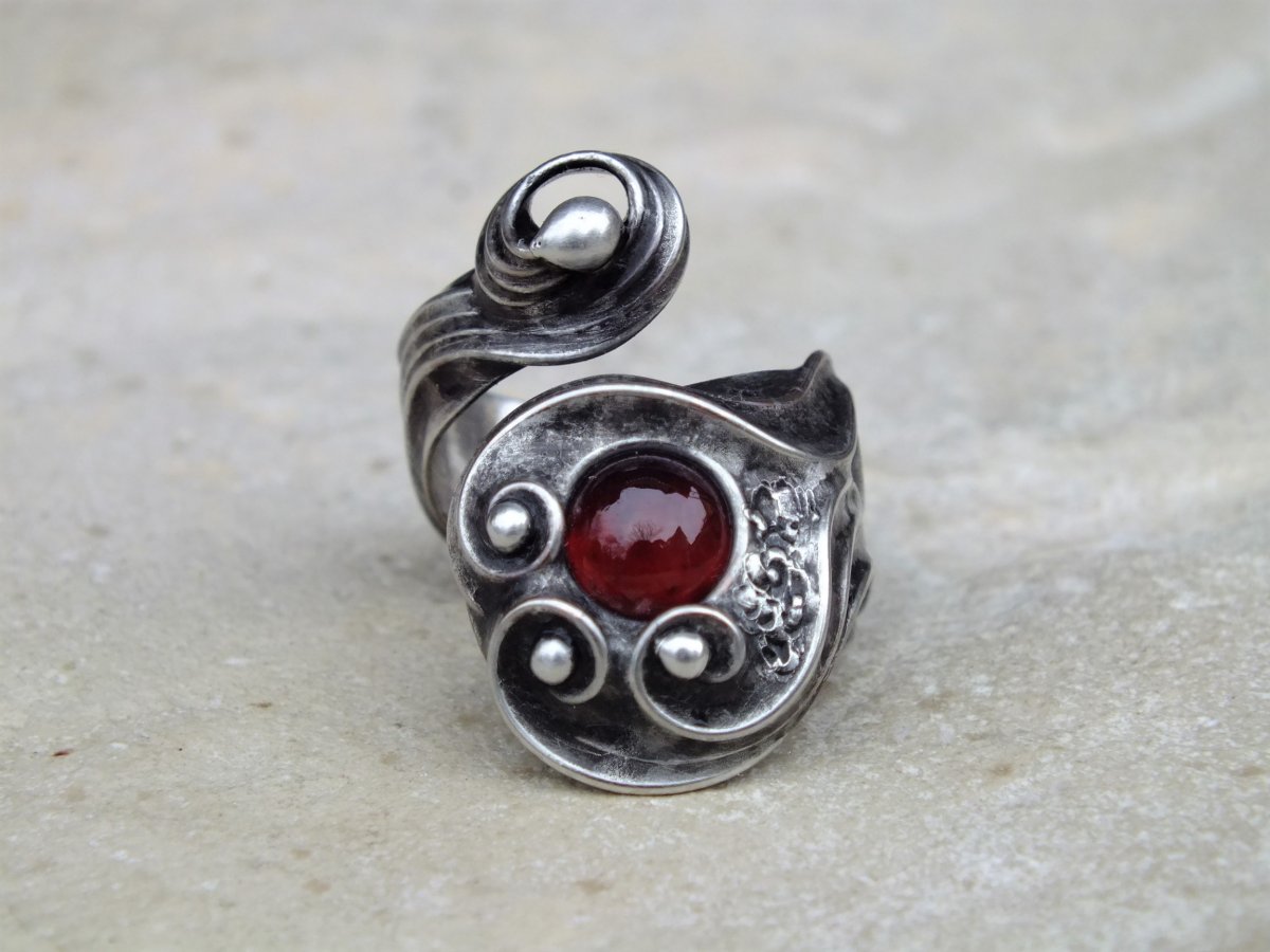 Milostné signály - prsten s rudým granátem 