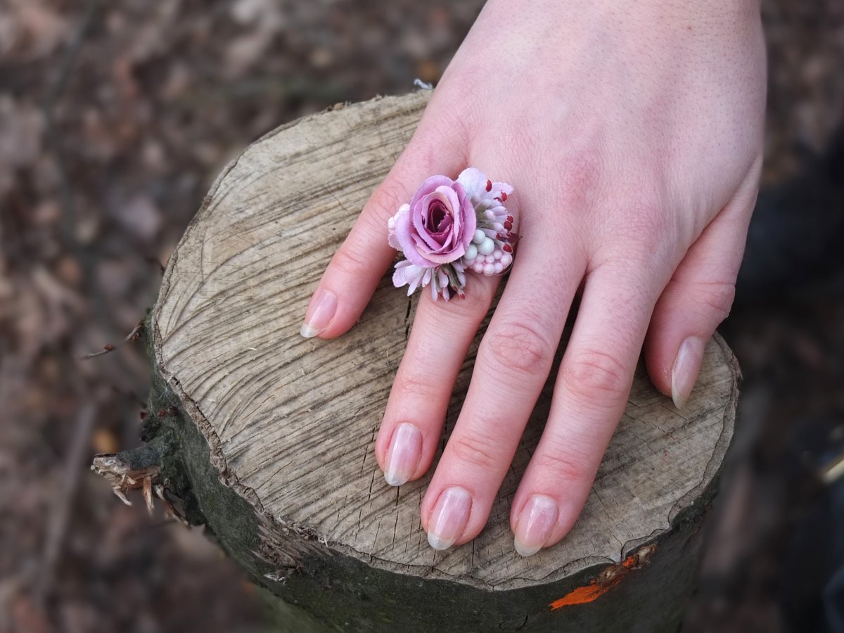 prstýnek s růžovou růžičkou