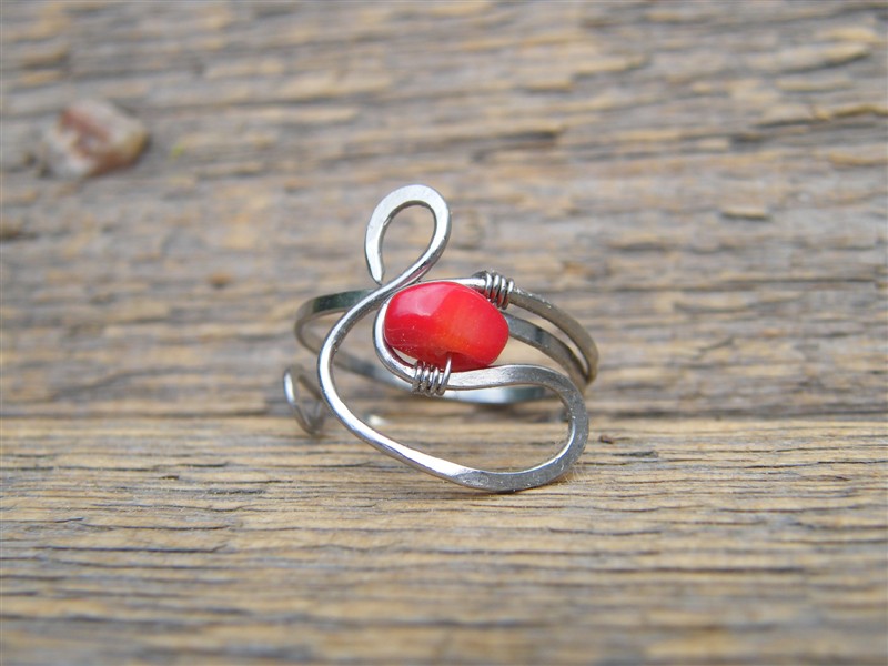 Prstýnek s korálem - tepaná chirurgická ocel