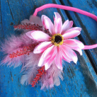 růžový květ na čelence z gumičky s peříčky