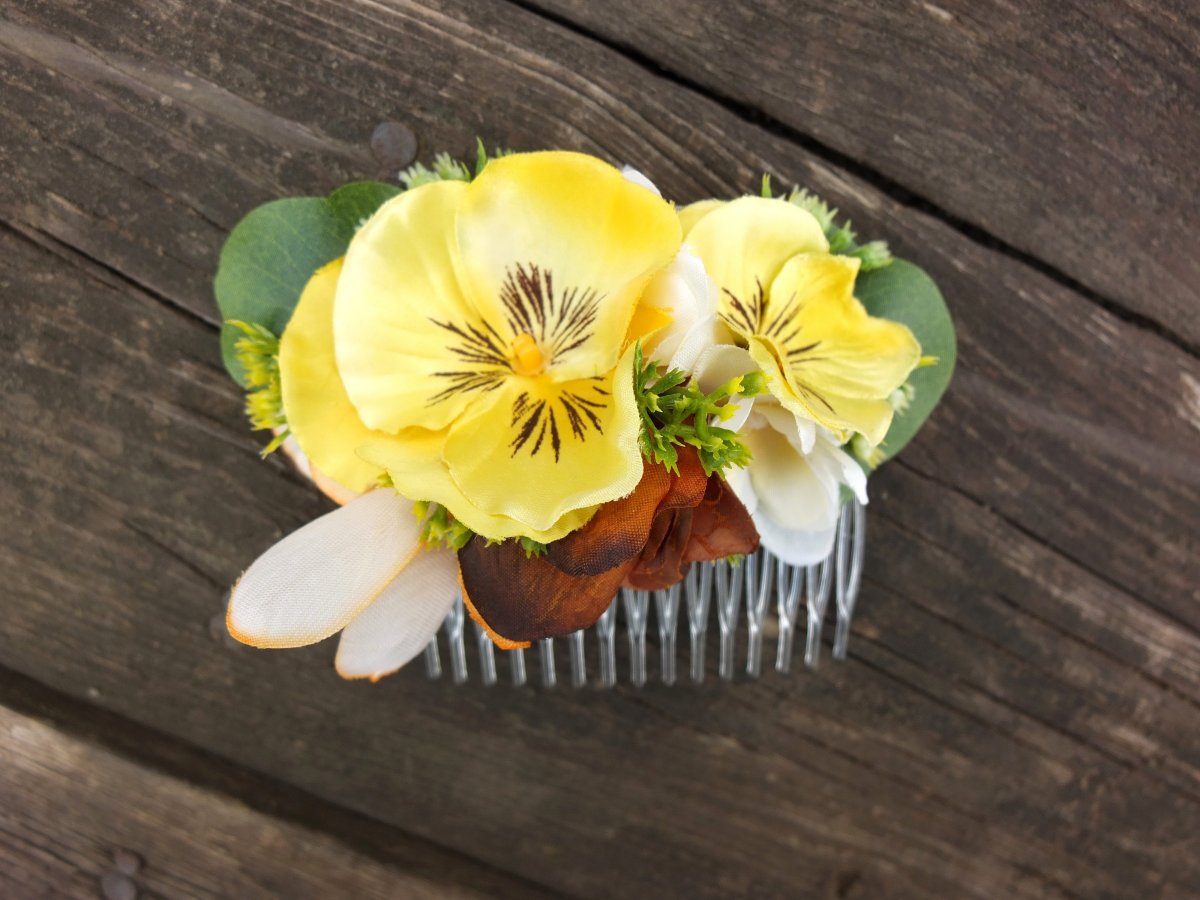 žluté macešky na hřebínku do vlasů