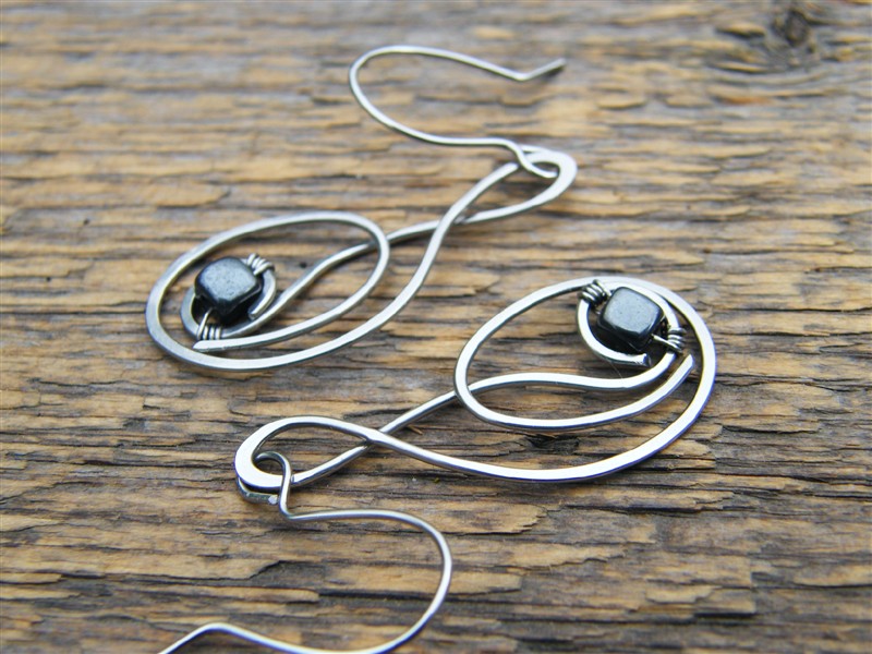 Náušnice - oválky s hematitem - tepaná chirurgická ocel