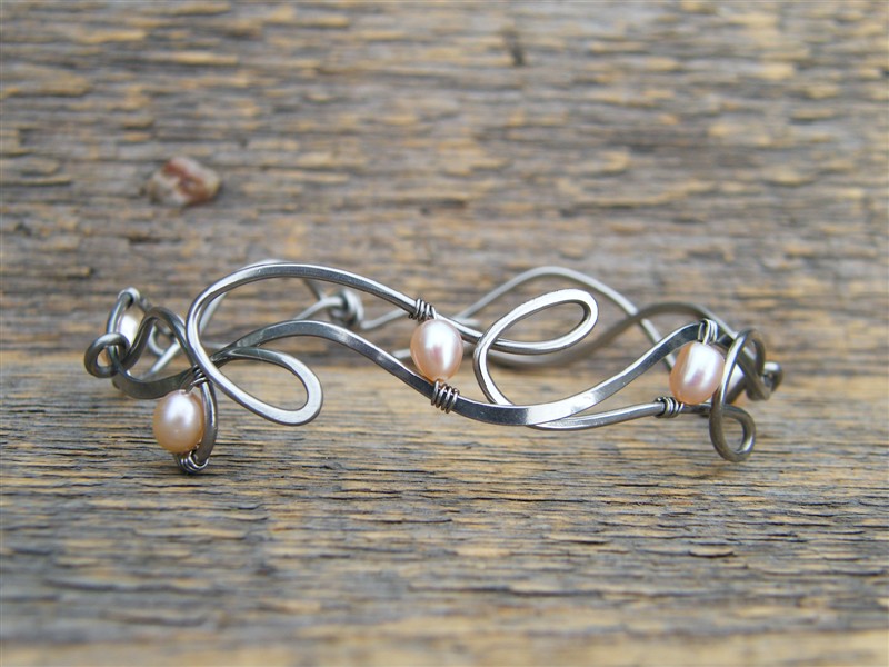 Náramek se světlými lososově růžovými perličkami - tepaná chirurgická ocel